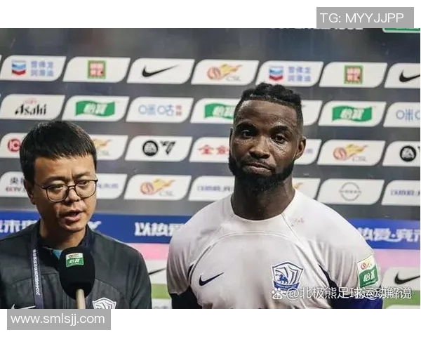 回顾往年足球明星海报经典瞬间重温绿茵场上的辉煌与激情